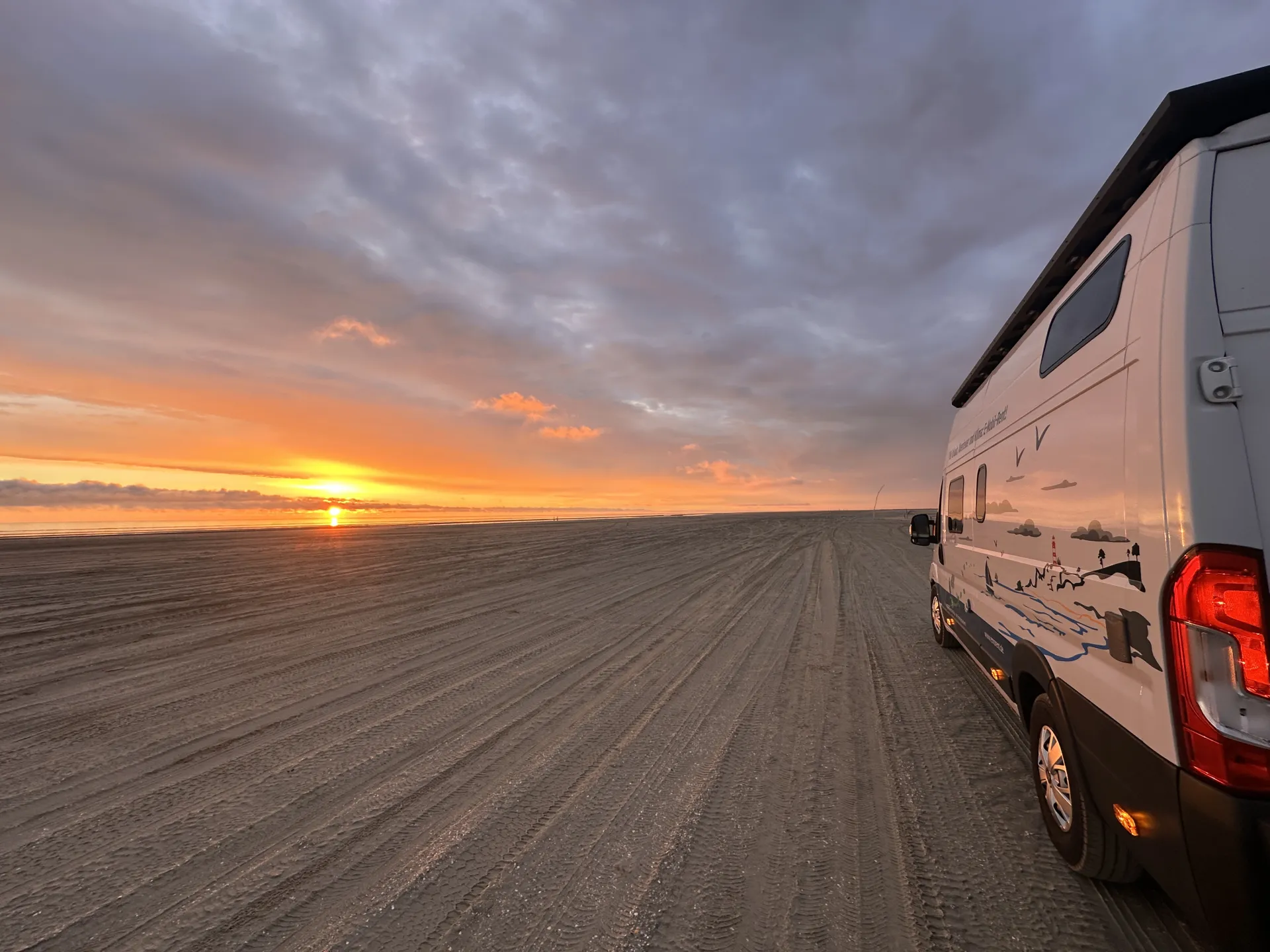 E-Camper mit viel Stauraum + großer PV-Anlage